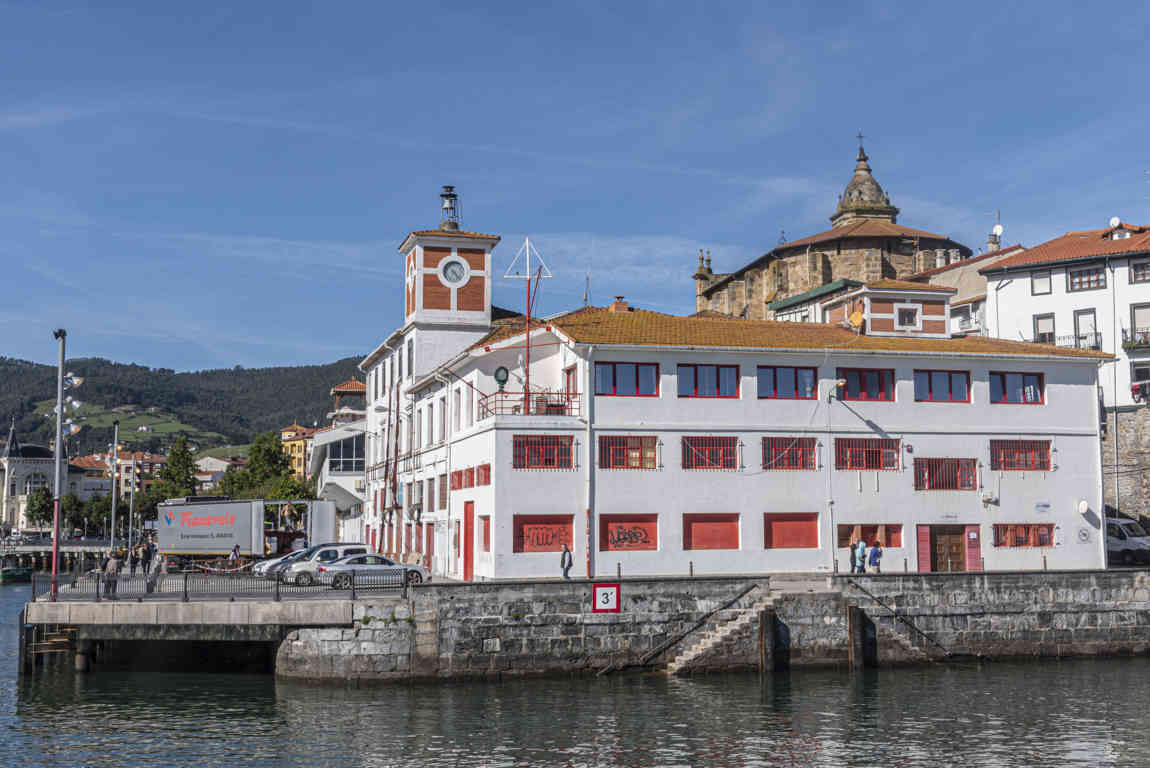 Vizcaya - Bermeo 04 - puerto - Lonja de Pescadores.jpg